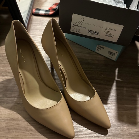 ANN TAYLOR LEATHER PUMP - Picture 1 of 5